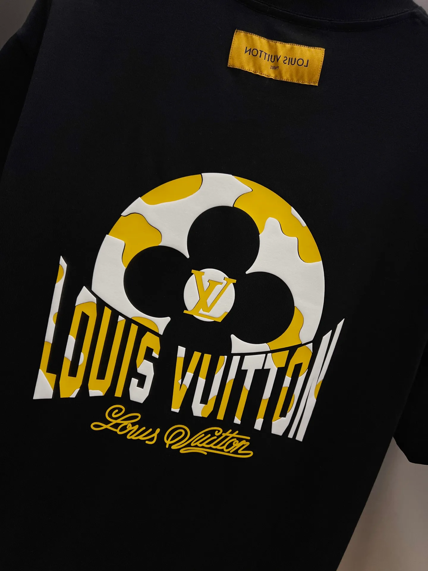 🅿️190 1v Louis* 2025 autumn and winter new style, classic letter three-dimensional foam printing technology design, high-end version! Highly breathable and comfortable, customized double yarn plain cotton fabric. Short-sleeved T-shirt. Same style for men and women. Sizes S M L XL XXL Five sizes black white
